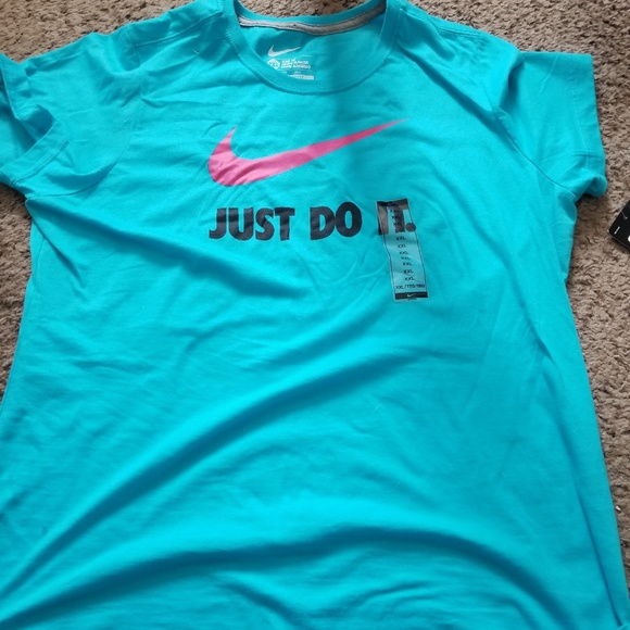 Nike Tops - *BRAND NEW* Women's nike tshirt NWT